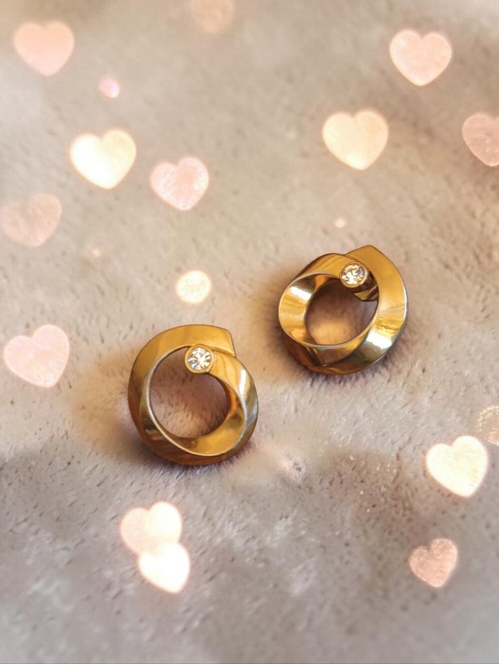 Vtg Gold Tone Circular Stud Earrings with Crystal Accent
